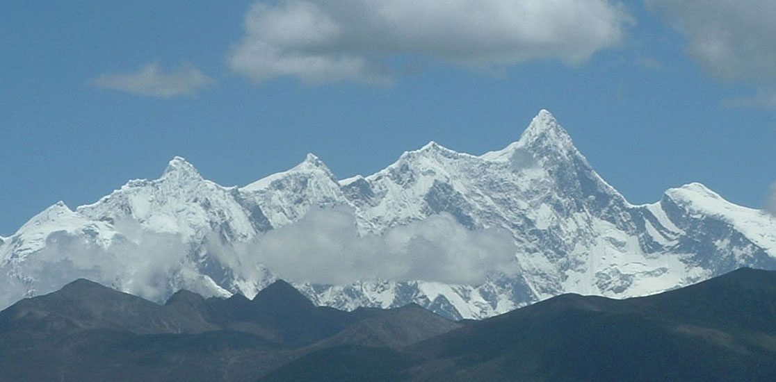 Namche Barwa's peak rarely emerges from the clouds like this!